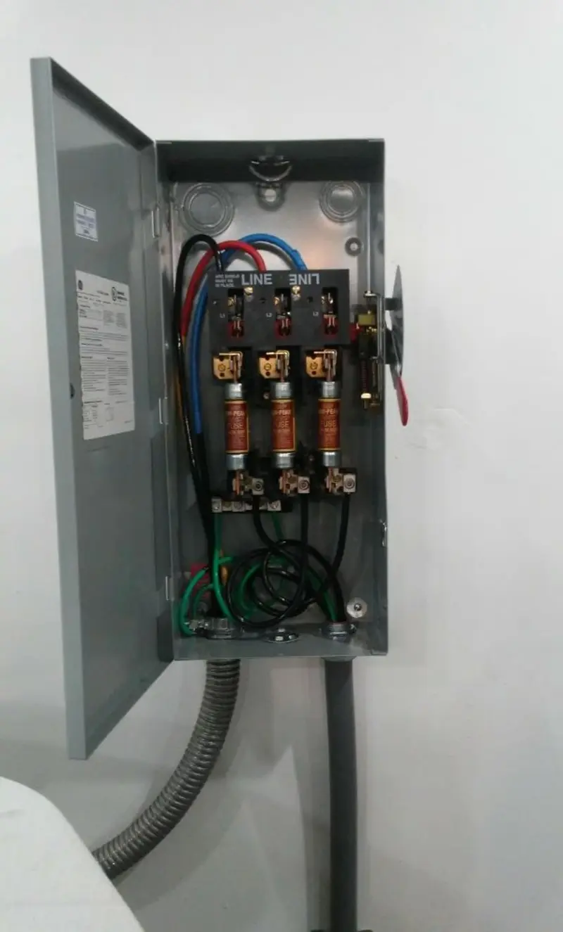 Three-phase disconnect switch installed for Smoke Detector Installation in San Manuel
